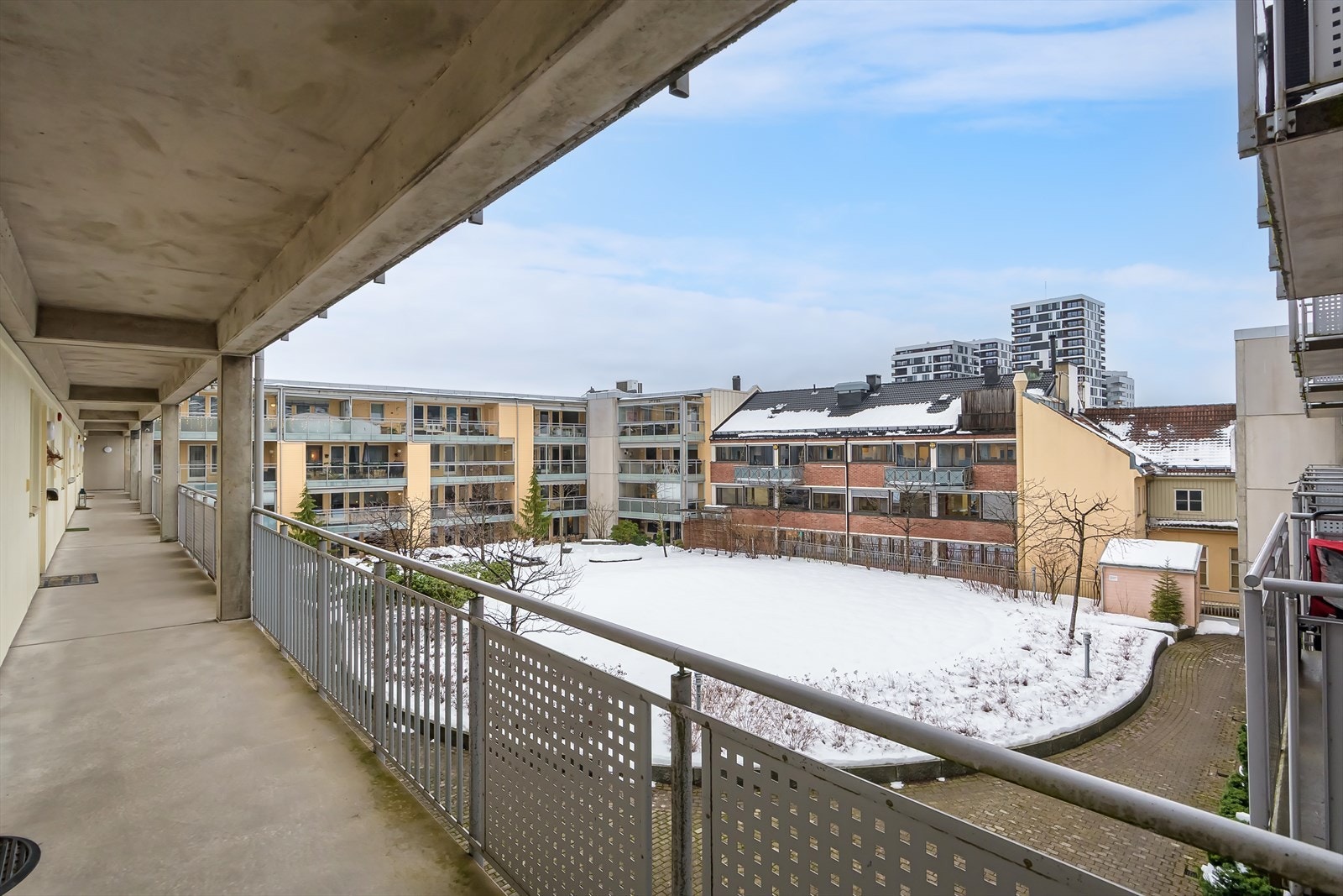 Svalgang mot atrium. Galleribilde