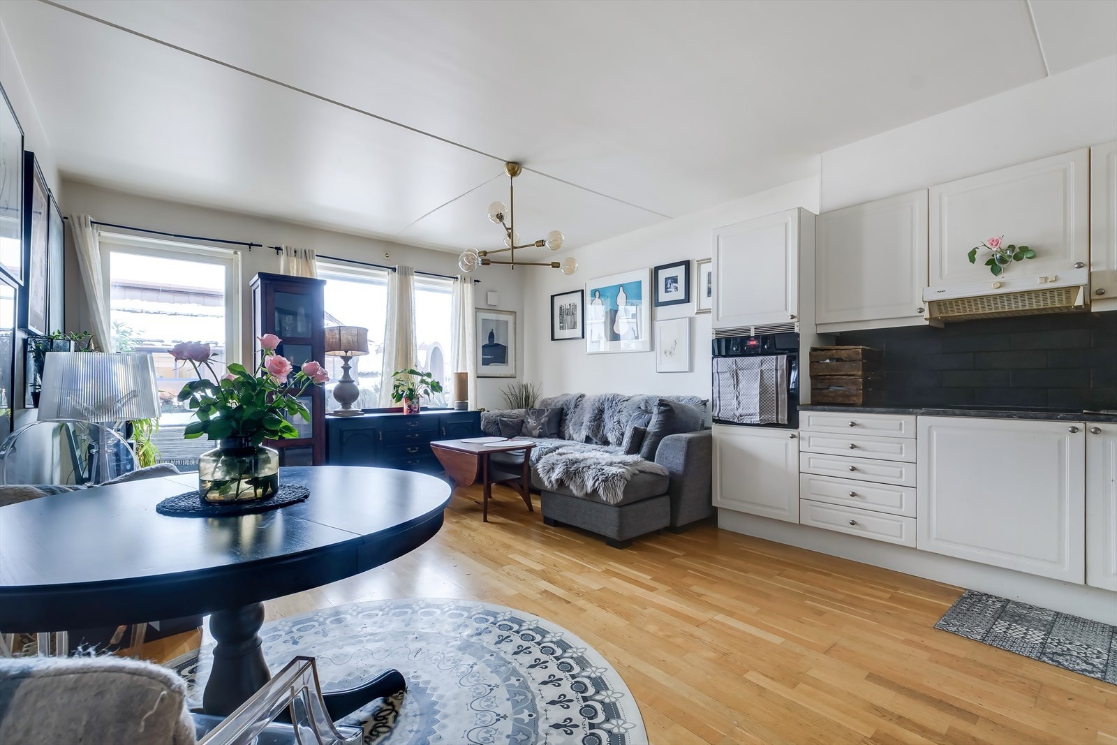 Åpen stue- og kjøkkenløsning med plass til spisebord. Galleribilde