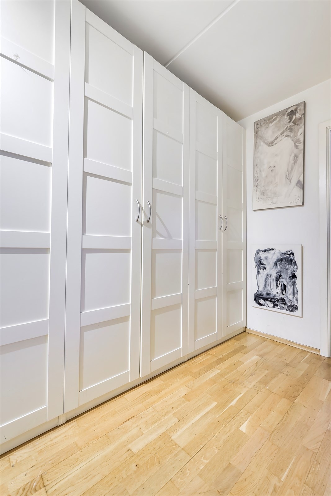 Store garderobeskap med god lagringsplass. Galleribilde