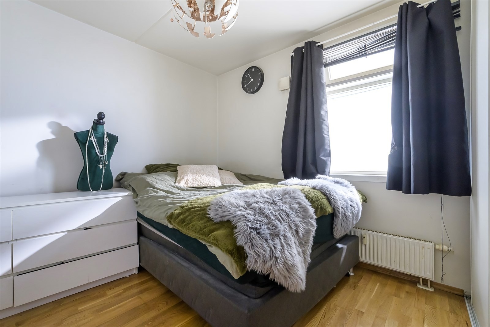 Leilighetens soverom er vendt mot rolig atrium, med plass til dobbeltseng og nattbord på begge sider. Galleribilde