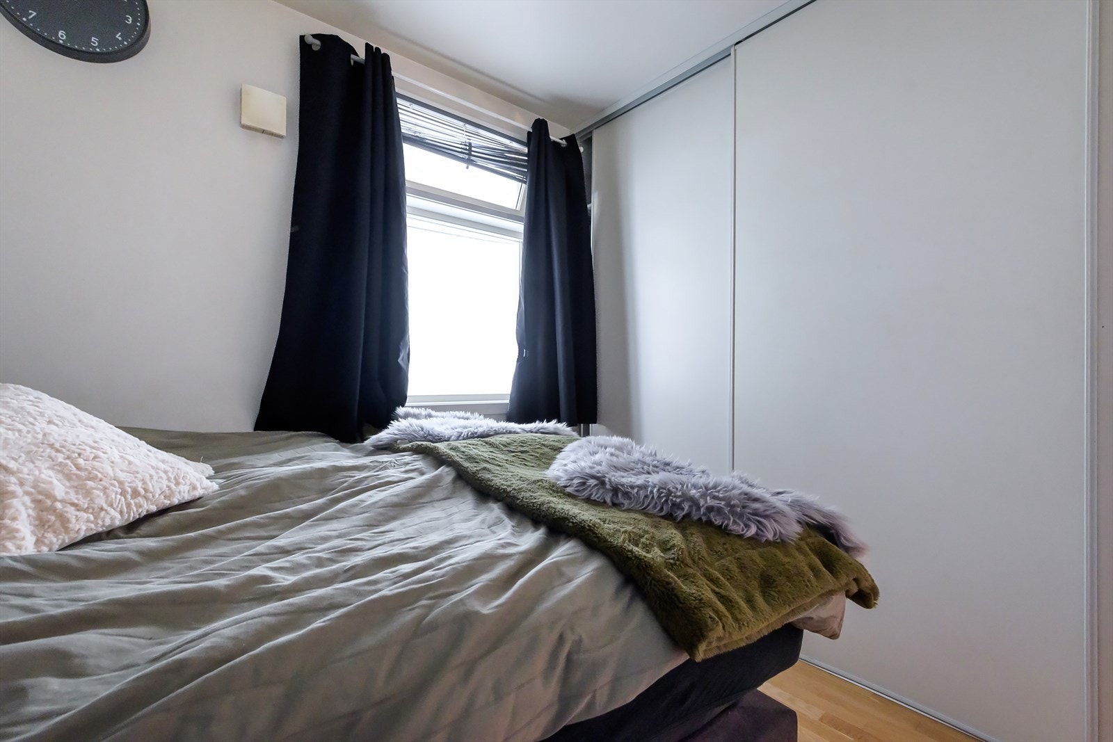 Soverommet har et stort innpasset garderobeskap med skyvedører. Galleribilde