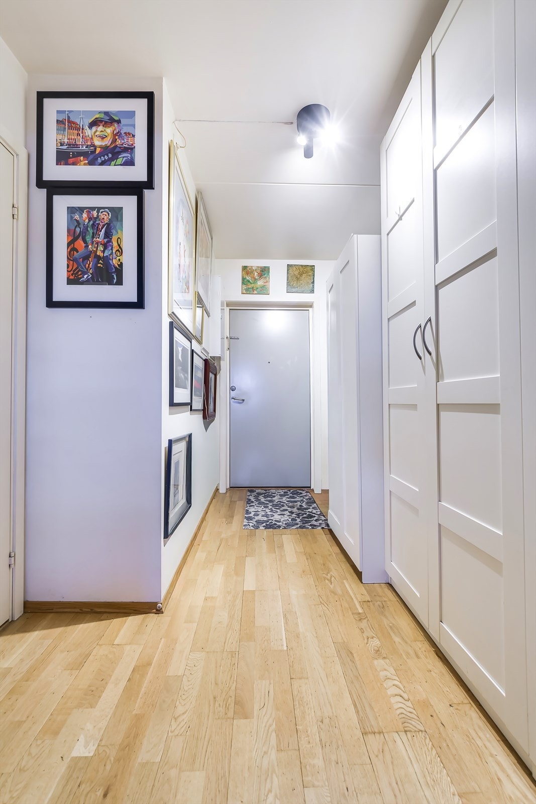 Romslig og innbydende entré med god plass til sko og yttertøy. Galleribilde