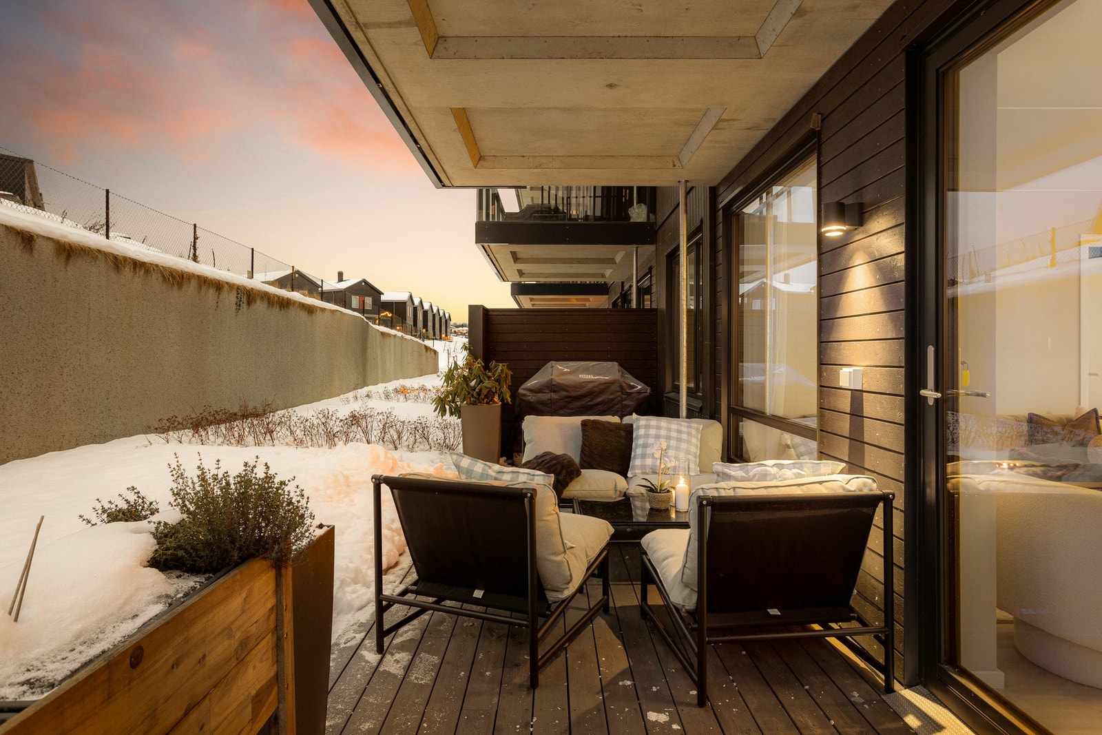 En flott forlengelse av oppholdsrommet hvor du kan nyte rolige morgener, lune sommerdager og hyggelige stunder utendørs. Galleribilde