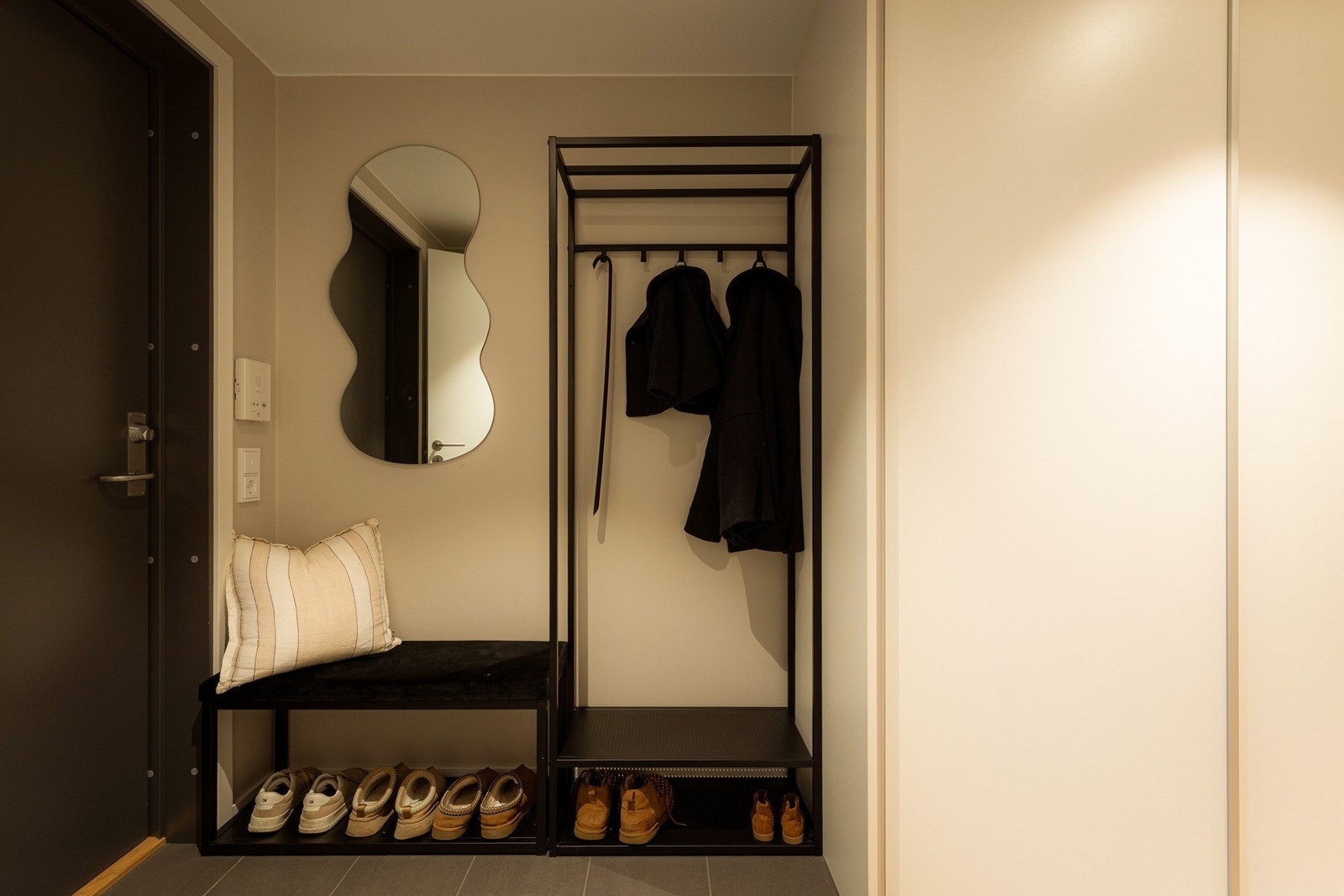 Her er det god plass til yttertøy og sko i skyvedørsgarderoben, som bidrar til et ryddig førsteinntrykk og gjør det enkelt å holde orden. Galleribilde