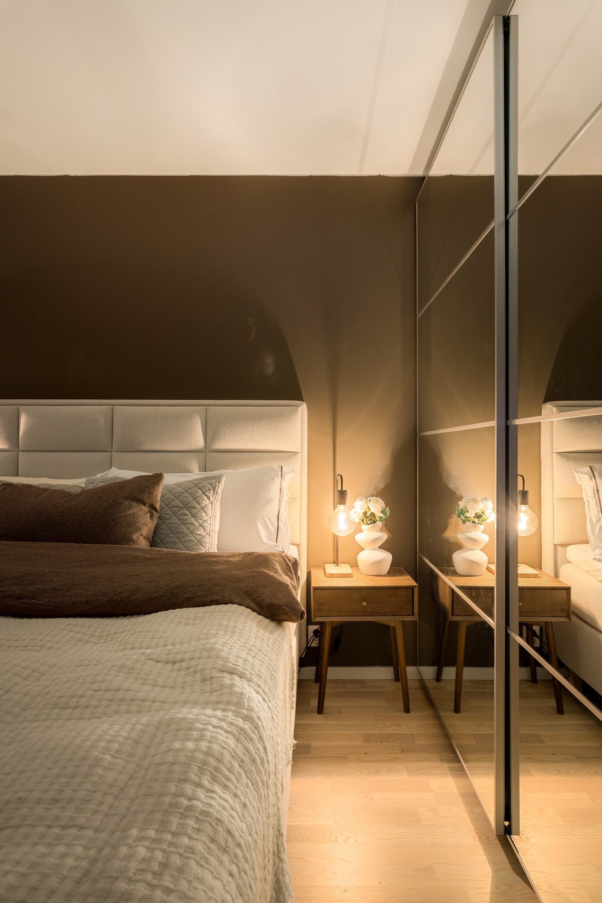 Skyvedørsgarderoben gir rikelig med oppbevaringsplass uten å stjele gulvareal. Galleribilde