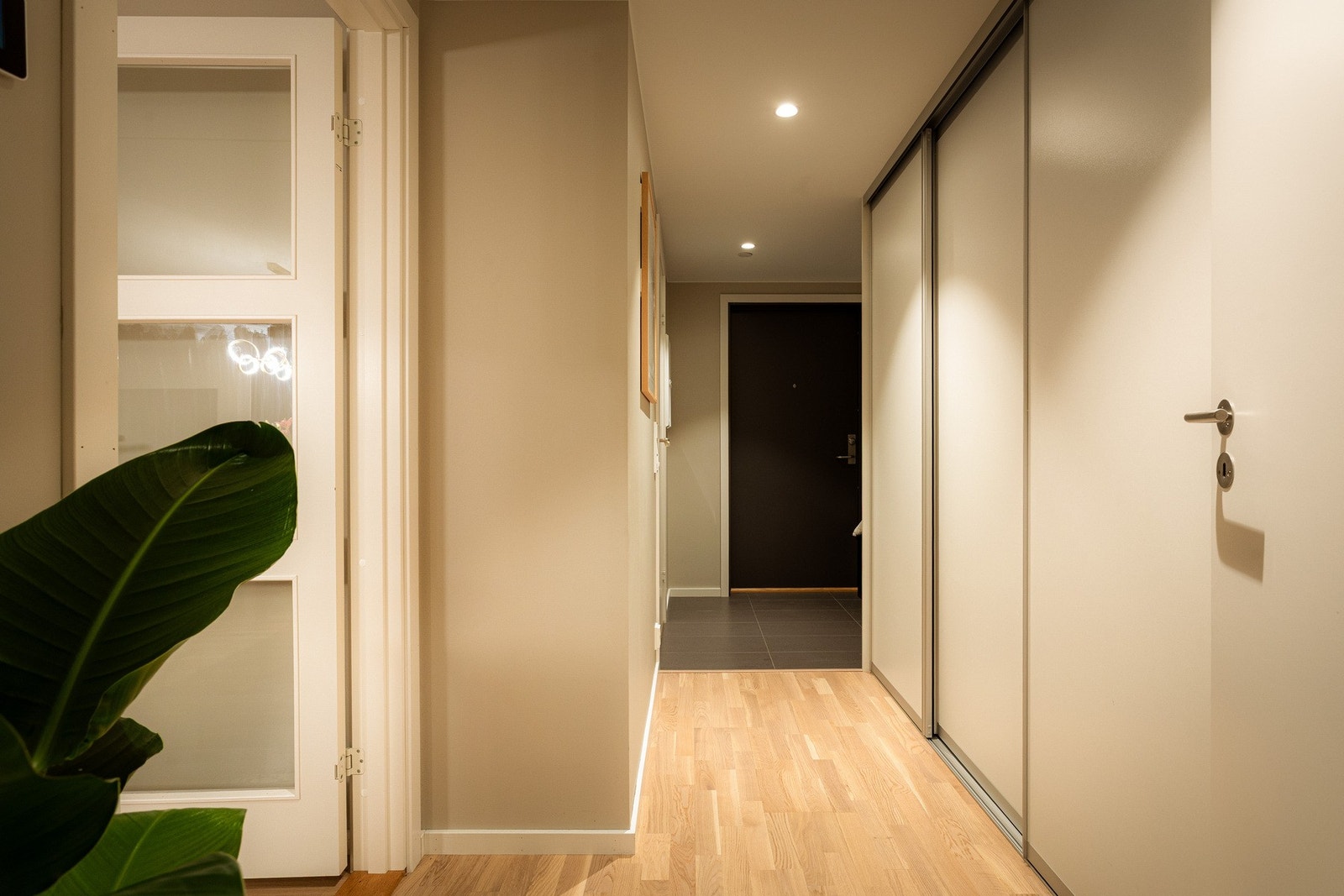 Du ønskes velkommen inn i en lys og ryddig entré med slitesterke fliser på gulv, perfekt i en travel hverdag og spesielt praktisk gjennom høst- og vintermånedene. Galleribilde