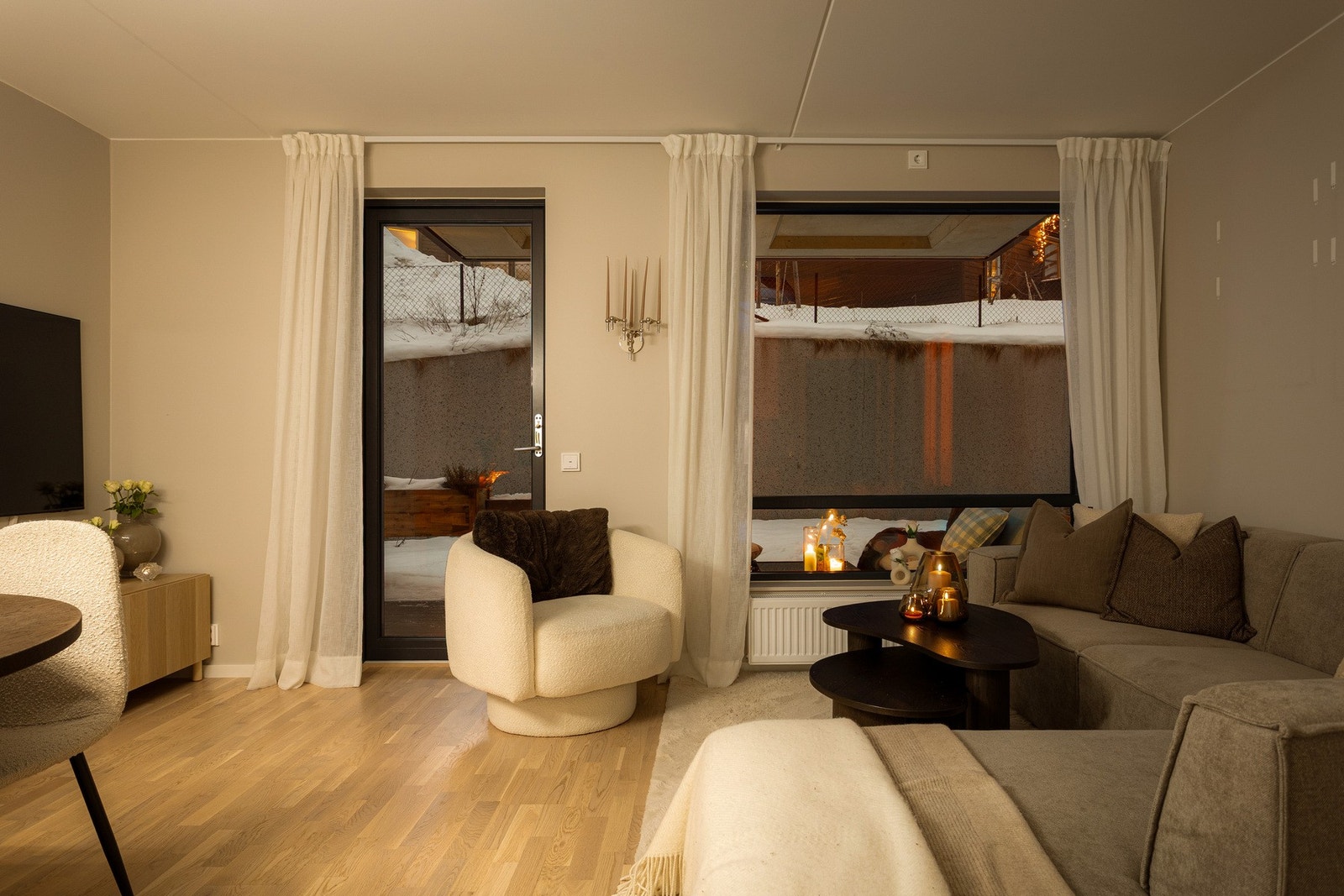 Stuen oppleves som lys, luftig og svært innbydende, med parkettgulv som gir rommet en lun og behagelig atmosfære. Galleribilde