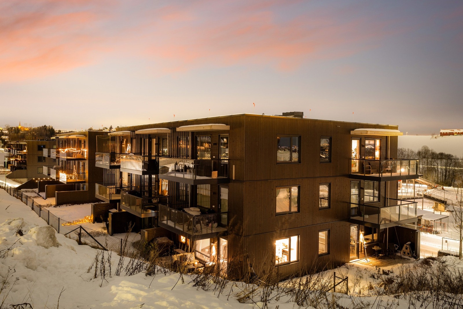 En gjennomført og moderne 3-roms selveierleilighet, ferdigstilt i 2024 med en høy standard. Galleribilde