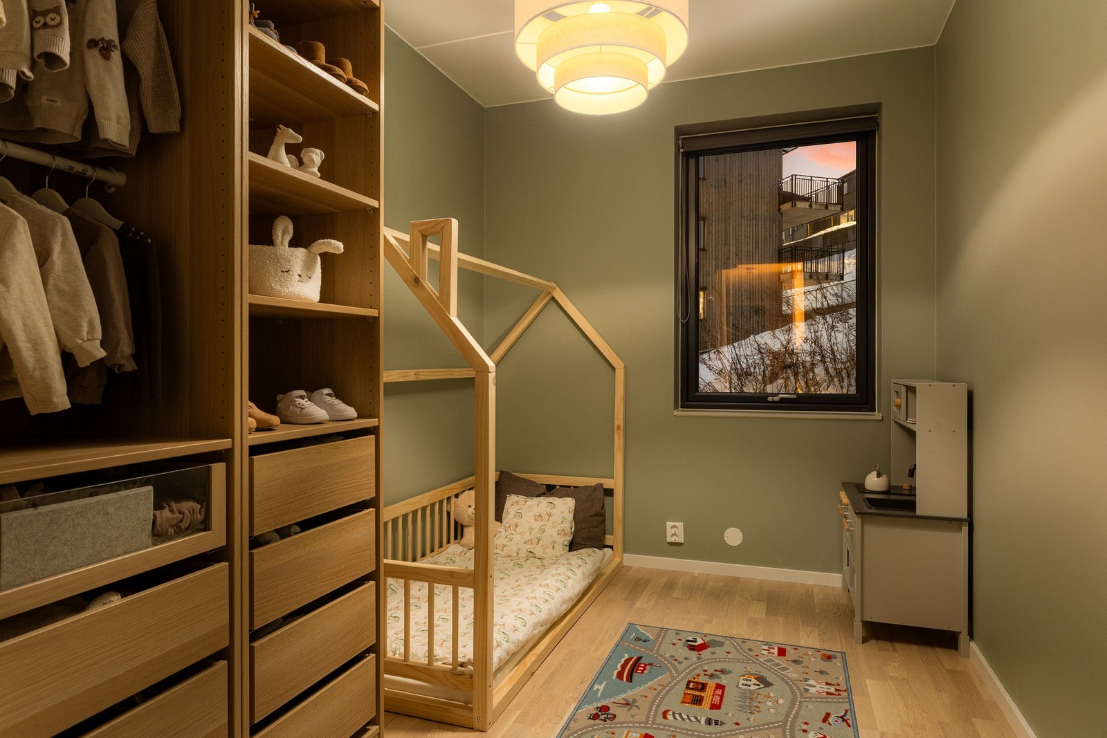 Det andre soverommet egner seg utmerket som barnerom, gjesterom eller hjemmekontor, alt etter behov og livssituasjon. Galleribilde