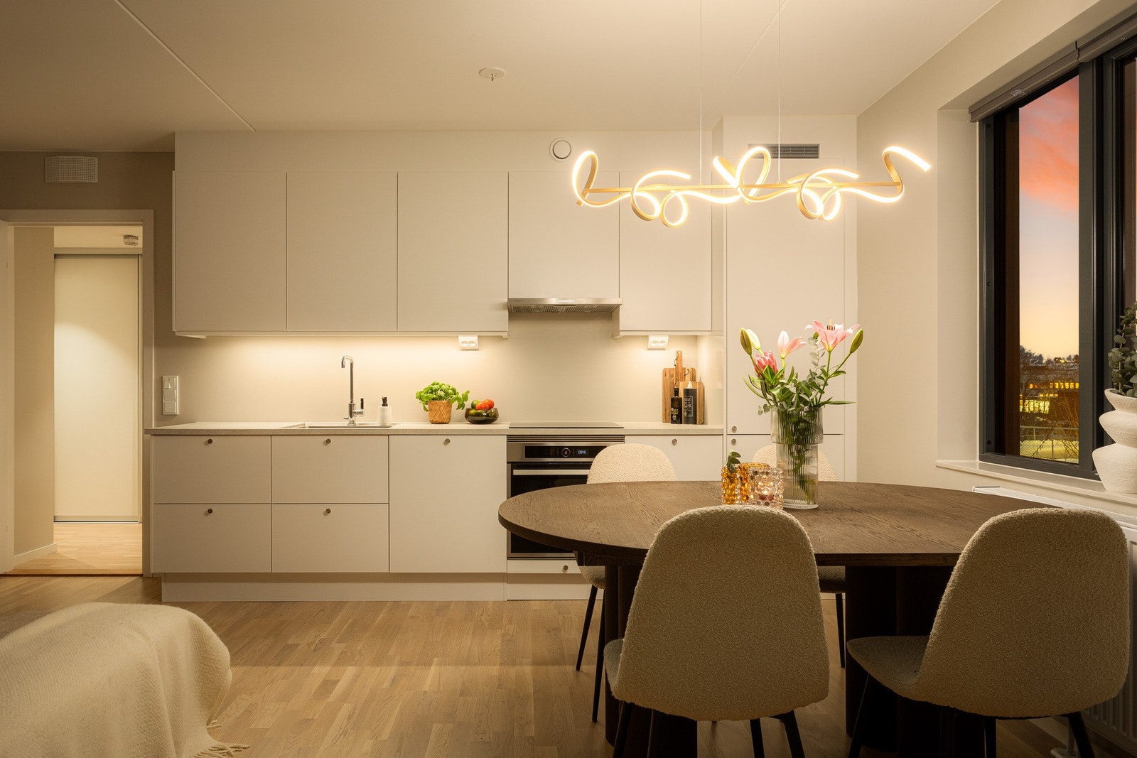 Alle hvitevarer følger med og er integrert på en stilren måte. Galleribilde