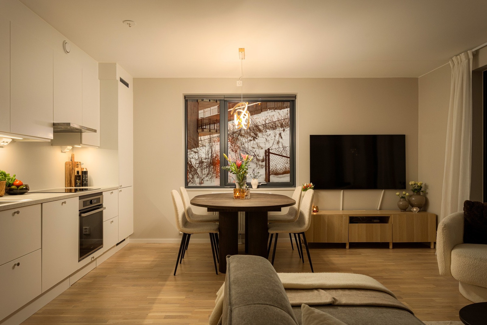 Kjøkkenet er levert av Marbodal fra byggeåret 2024 og holder en moderne og tidløs stil med glatte fronter og praktiske løsninger. Galleribilde