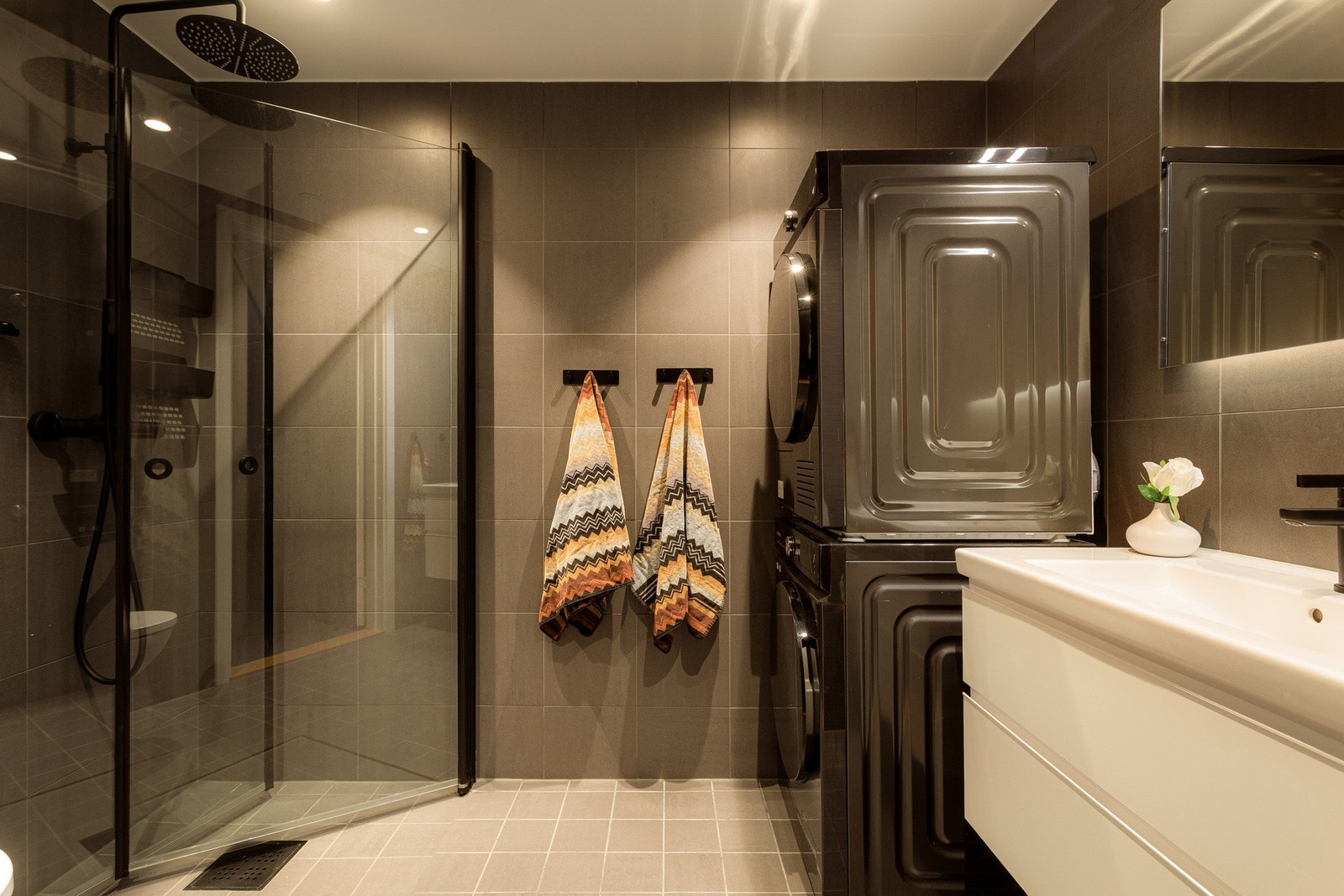 Baderommet er moderne og delikat, oppført i 2024 med flislagte overflater og varmekabler i gulv som gir ekstra komfort. Galleribilde