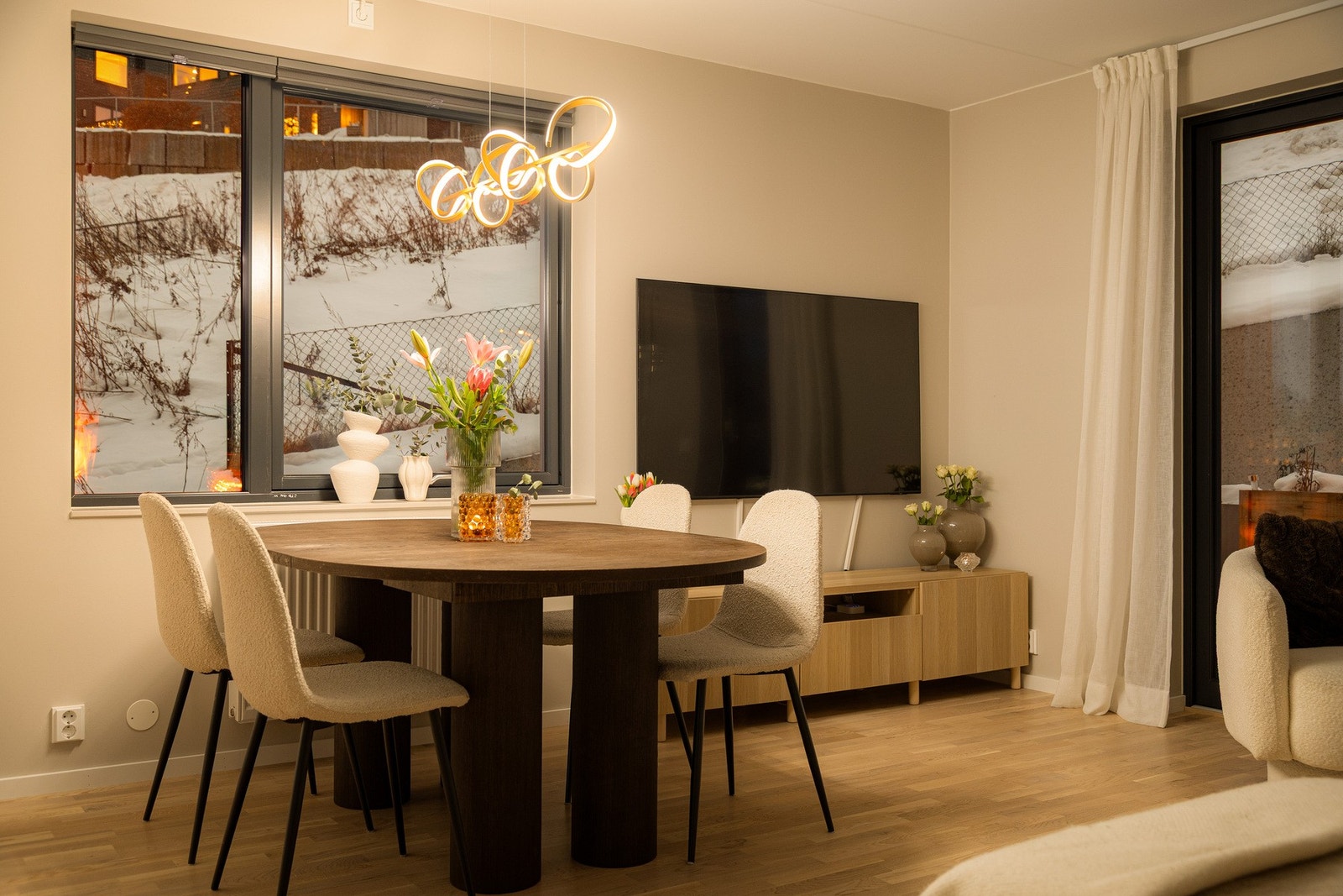 Den åpne løsningen mot kjøkkenet gir et sosialt og naturlig samlingspunkt i boligen. Galleribilde