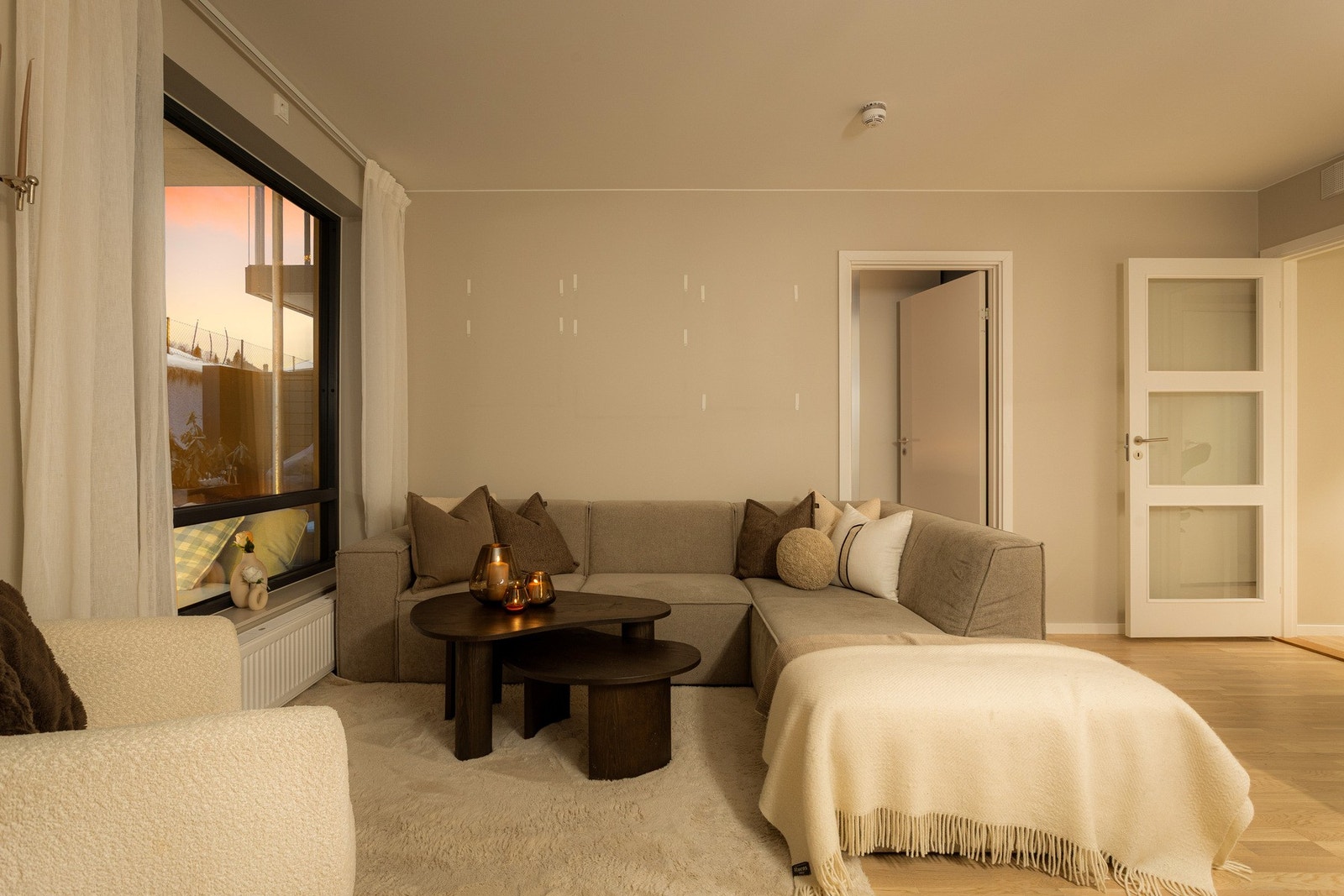 Planløsningen gir gode møbleringsmuligheter med naturlig plass til både romslig sofagruppe, TV-løsning og en hyggelig spisegruppe. Galleribilde