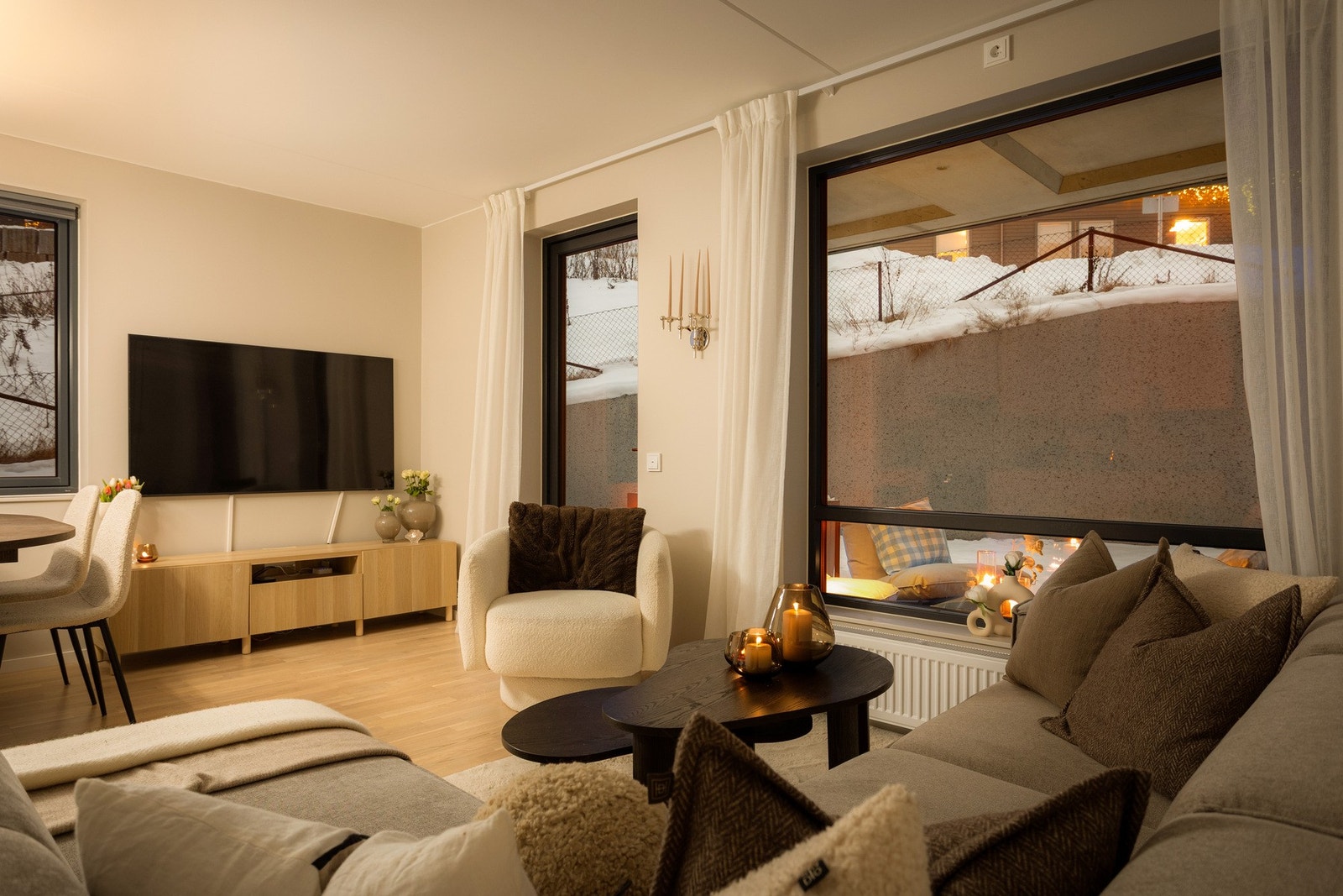 Dette er et rom som inviterer til både avslappende hverdagskvelder og sosiale sammenkomster med venner og familie. Galleribilde