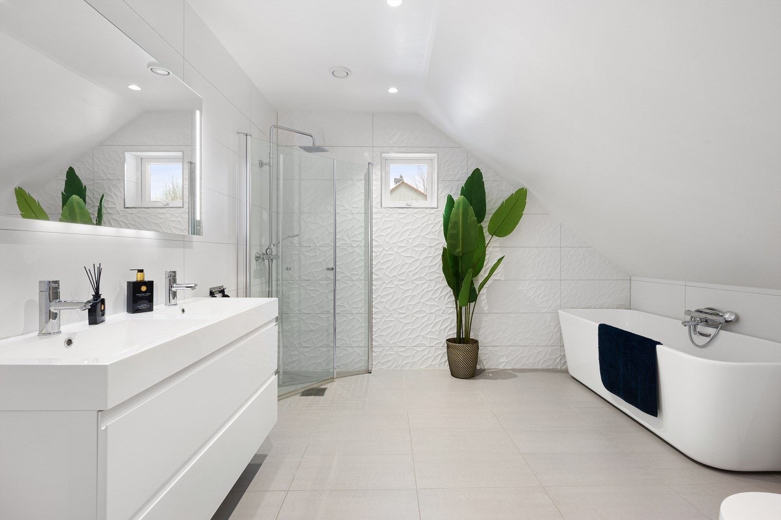 Bad har både dusj og badekar. Galleribilde