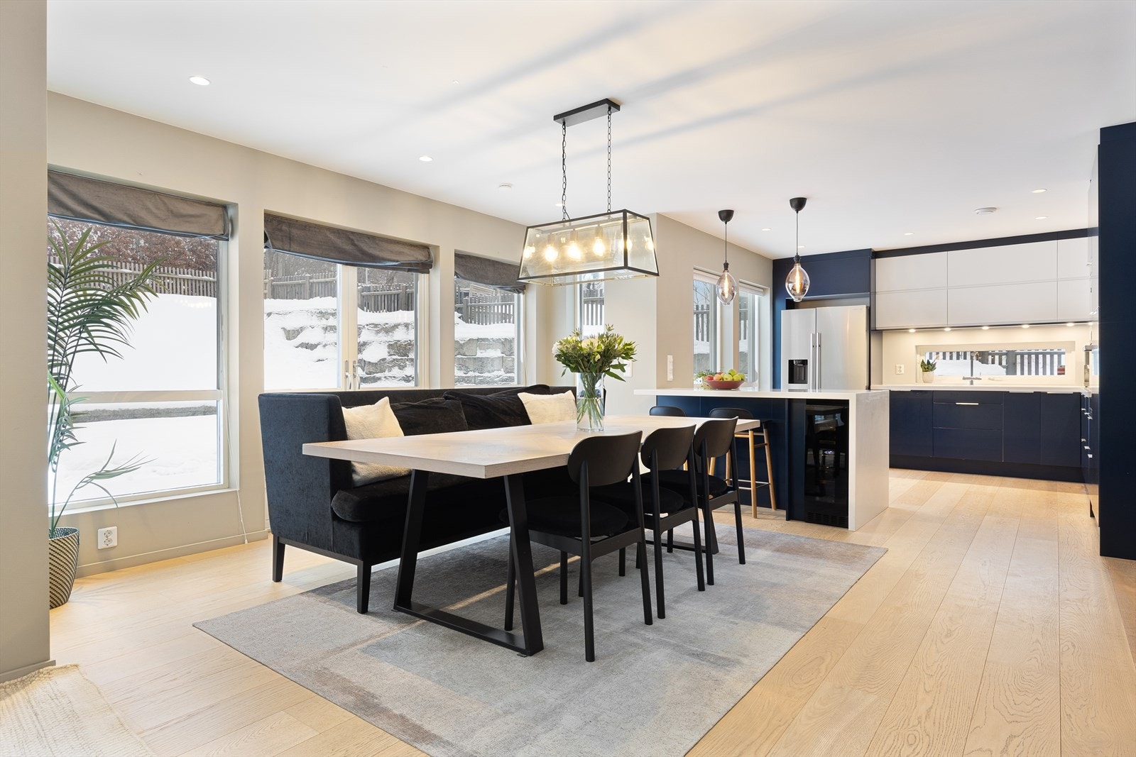 Spisestue og kjøkken i åpen løsning Galleribilde