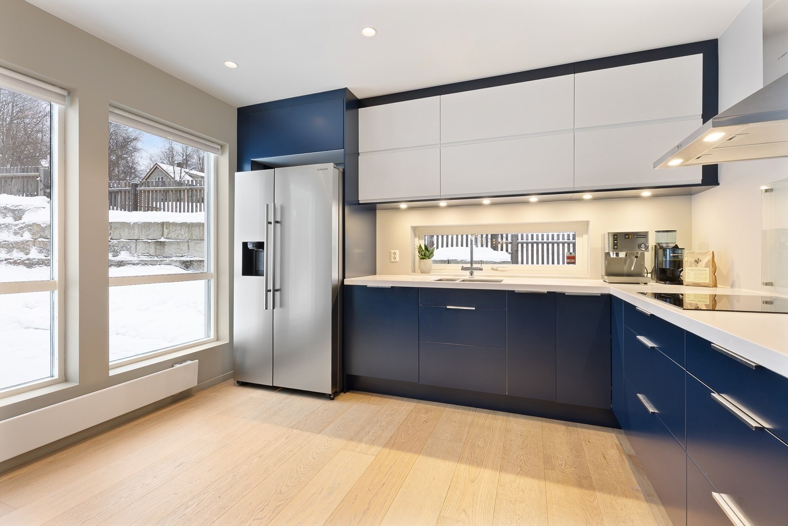 Kjøkken med side by side kjøleskap Galleribilde