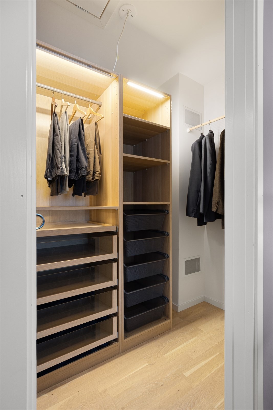 Walk-in garderobe på hovedsoverommet Galleribilde