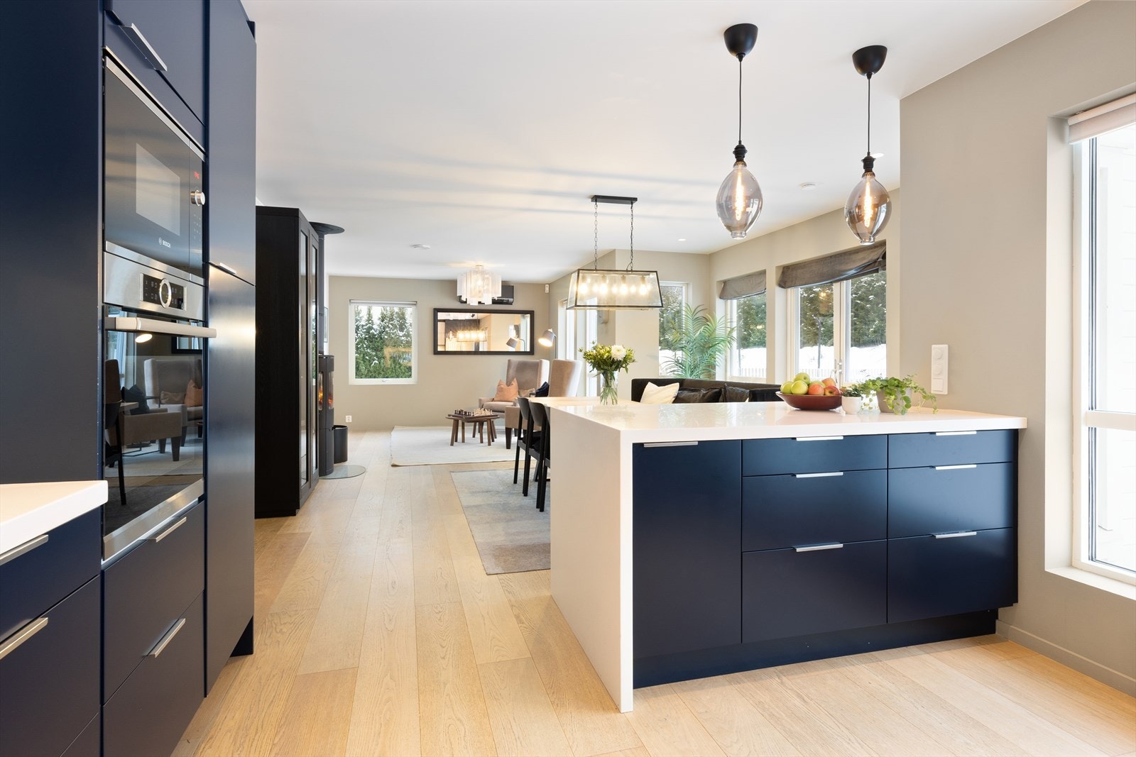 Kjøkken med integrerte hvitevarer og kjøkkenøy Galleribilde