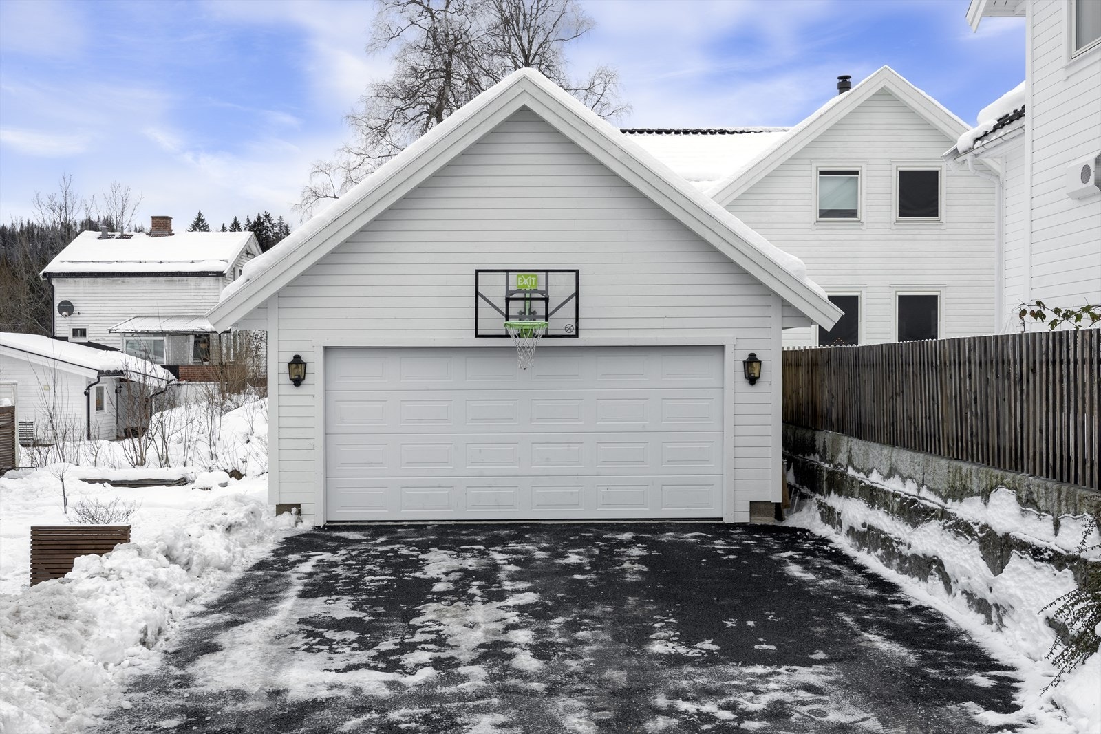 Stor dobbel garasje med hems og el-billader Galleribilde