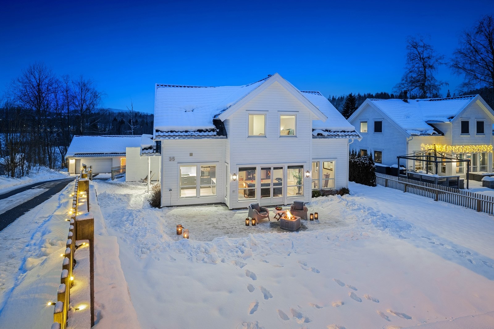 Stor opparbeidet hage med terrasse Galleribilde