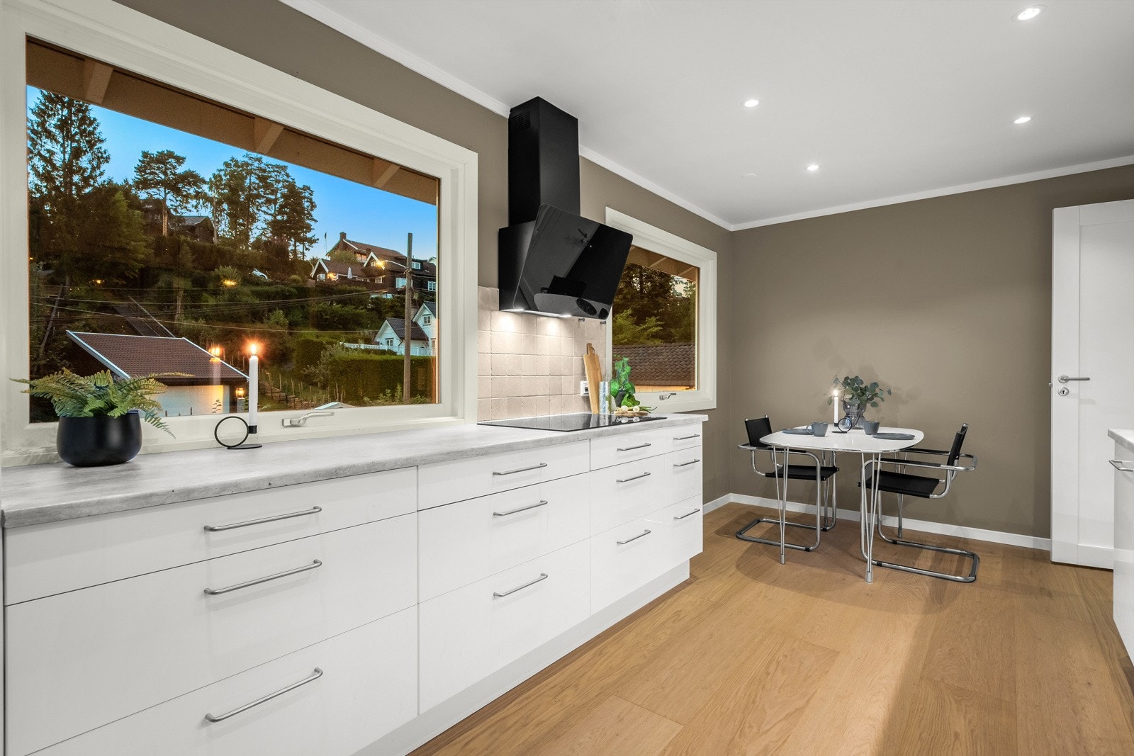 Romslig og stilrent kjøkken i lys utførelse, med plass til kjøkkenbord. På kjøkkenet har du også gulvvarmefolie med termostat Galleribilde