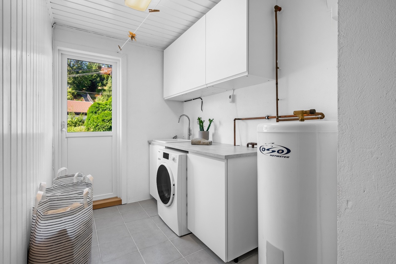 Praktisk, separat vaskerom i romslig utførelse med god plass Galleribilde