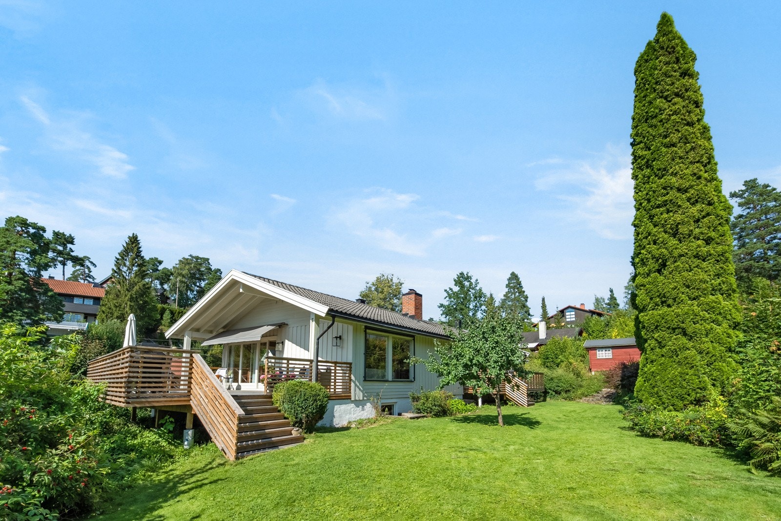 Frodige og grønne omgivelser omkranser boligen Galleribilde