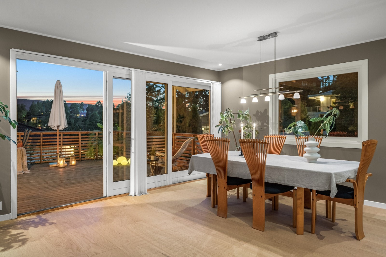 Stuen er oppdelt i 3 lyssoner så du kan justere atmosfæren etter eget ønske Galleribilde