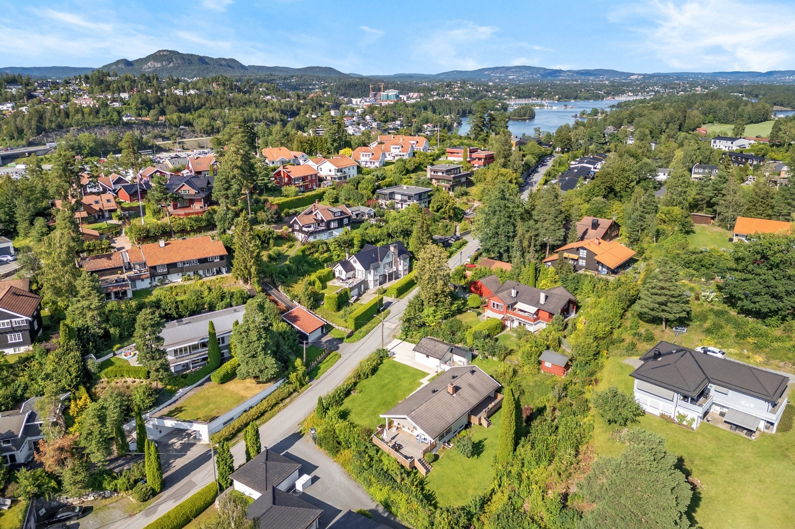 Boligen nyter en særdeles flott og ettertraktet beliggenhet på Nesøya, i skjermede omgivelser Galleribilde