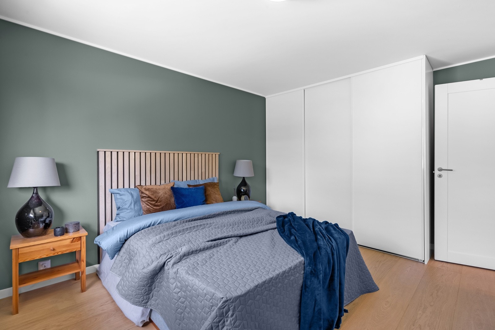 Hovedsoverommet er av god størrelse, med god plass til dobbeltseng, garderobeløsning og innredning etter behov Galleribilde