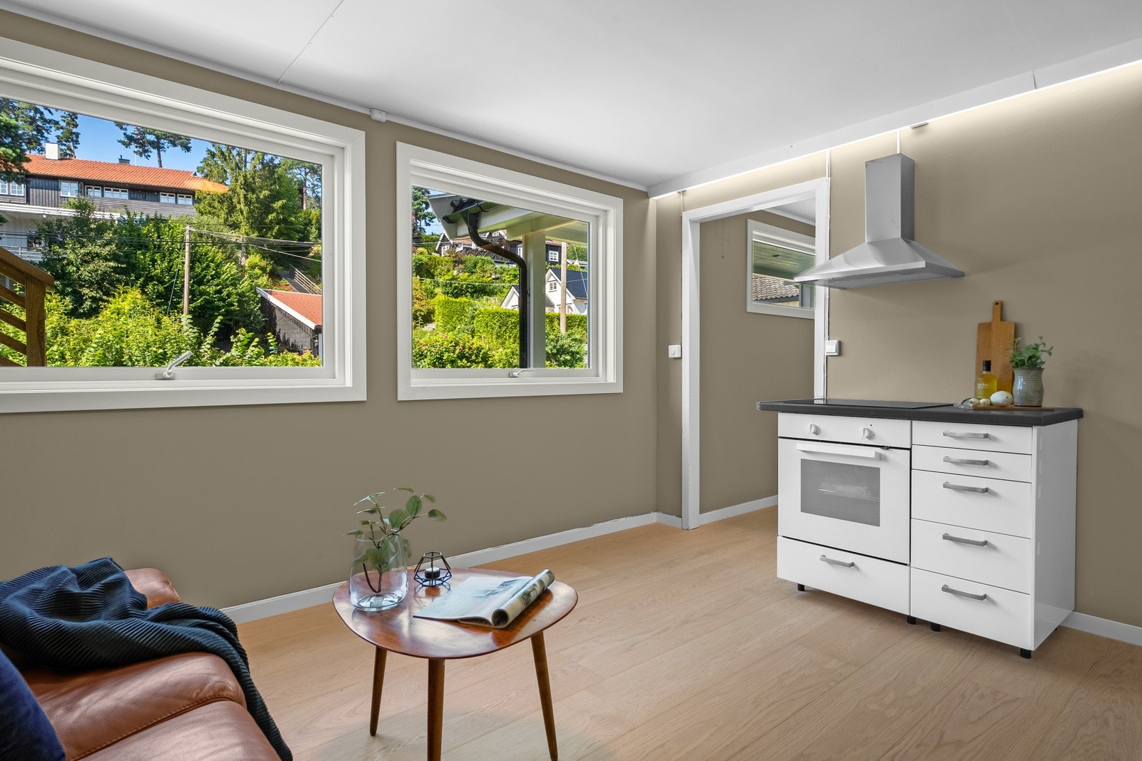 Hybelen har egen dør inn fra entréen og holder en pen standard Galleribilde