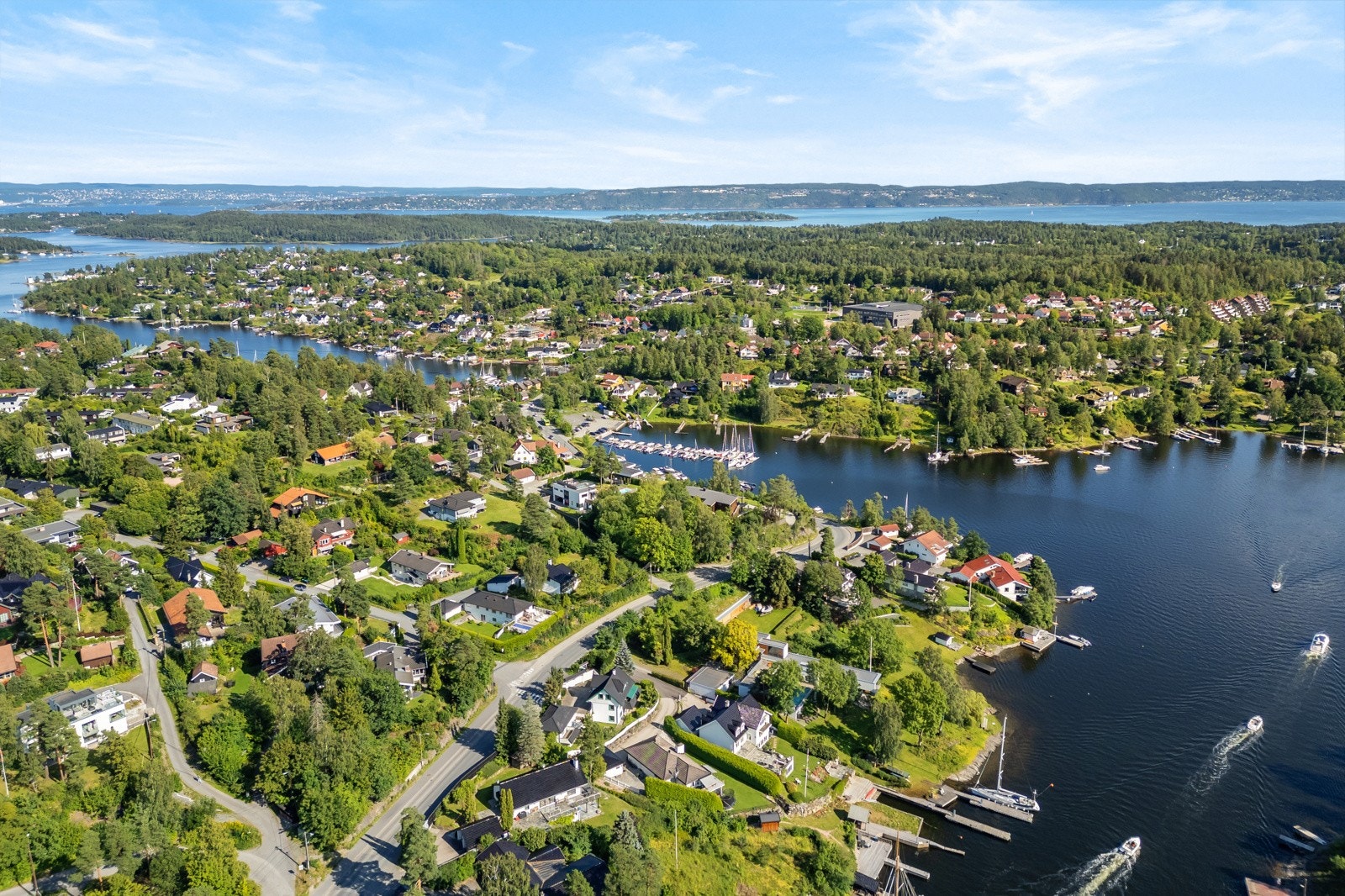 Ca. 15-20 minutter med bil inn til Oslo Galleribilde