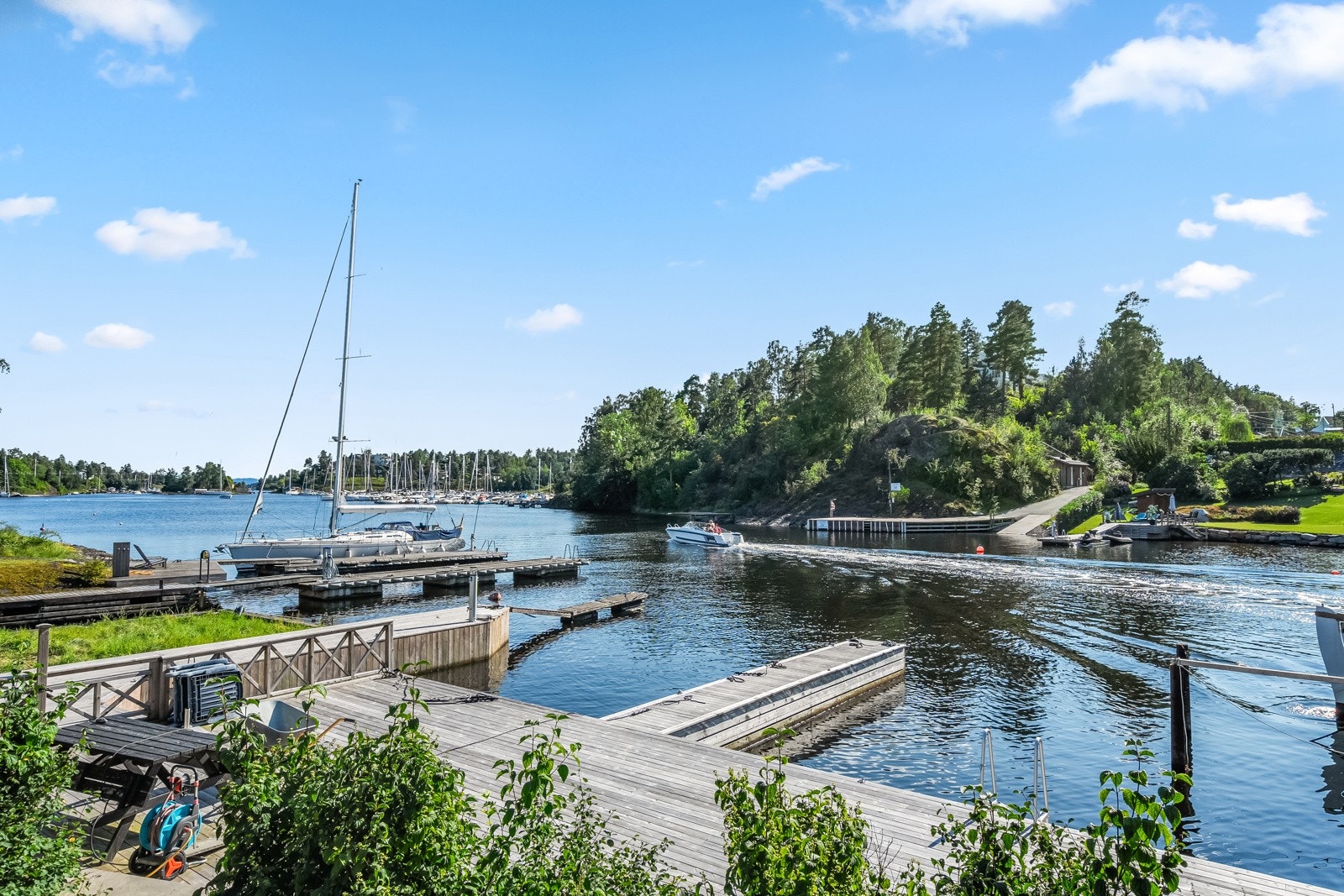 Med boligen får du en 5 meter strandparsell hvor det er satt opp brygge med nabo som har tilsvarende bredde og tilgang. Galleribilde