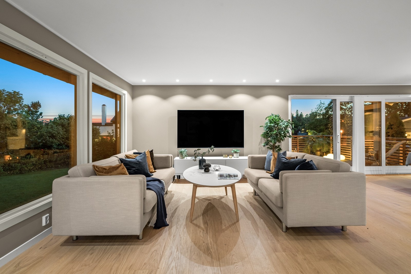 Boligen holder en gjennomgående moderne og velholdt standard, med en vidstrakt vedlikeholdshistorikk de senere år Galleribilde