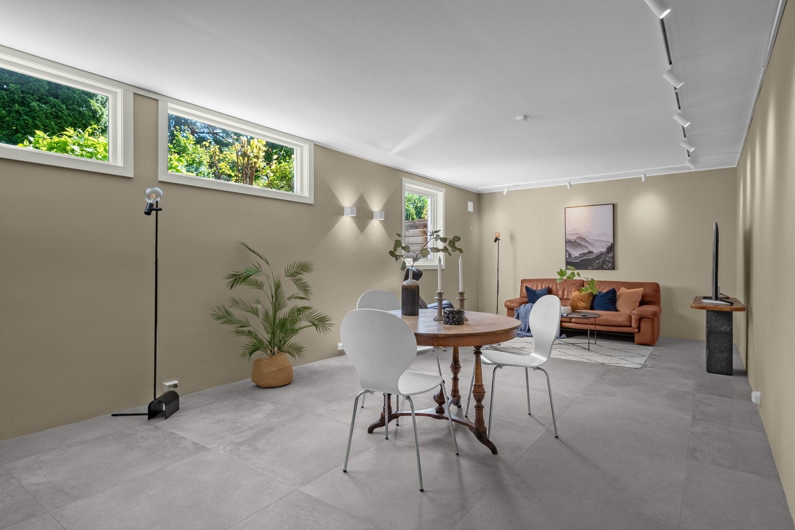 Også "kjellerstuen" i 1.etg holder den samme moderne standarden med lekre, lyse fliser på gulv og luftige fargevalg på overflater Galleribilde