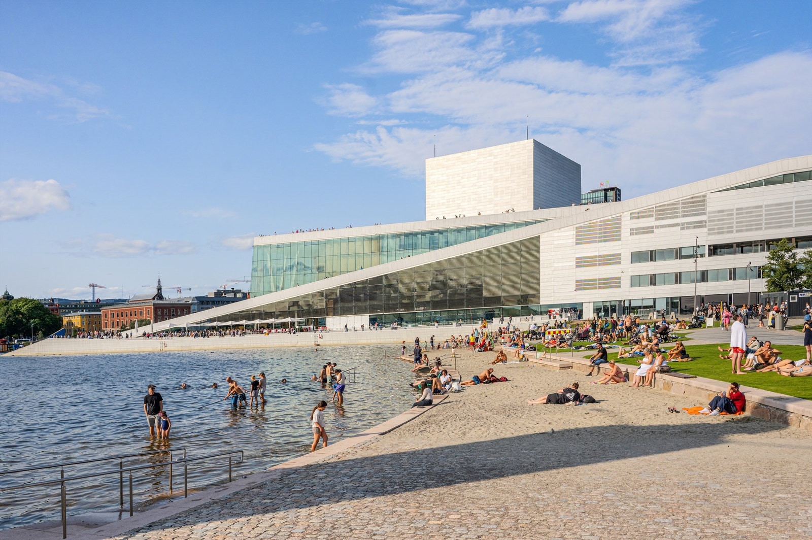 Operastranda er populær for folk i alle aldre. Galleribilde