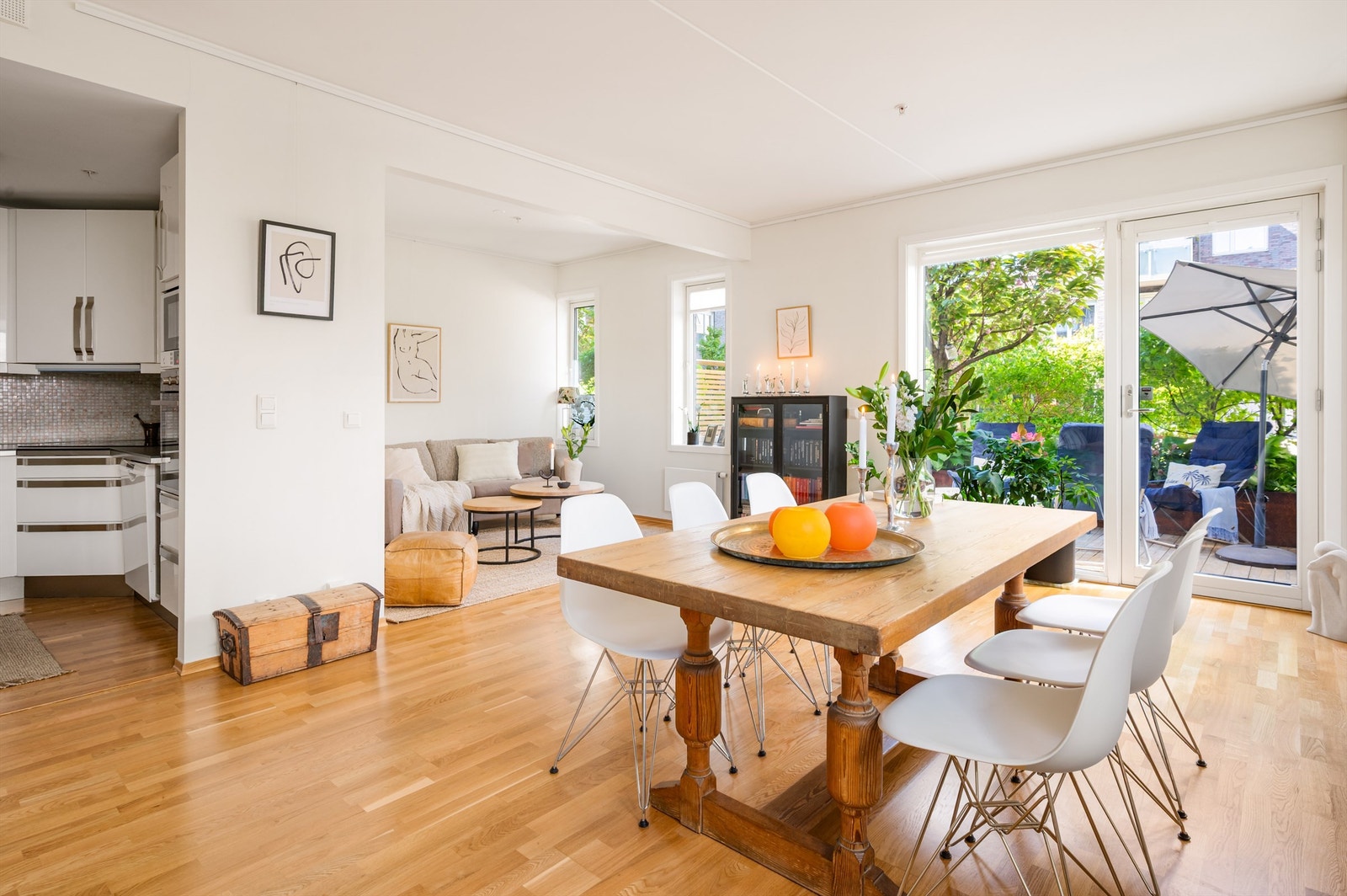 Stuen oppleves som luftig og romslig, og har store vinduer mot rolig gårdsrom. Galleribilde