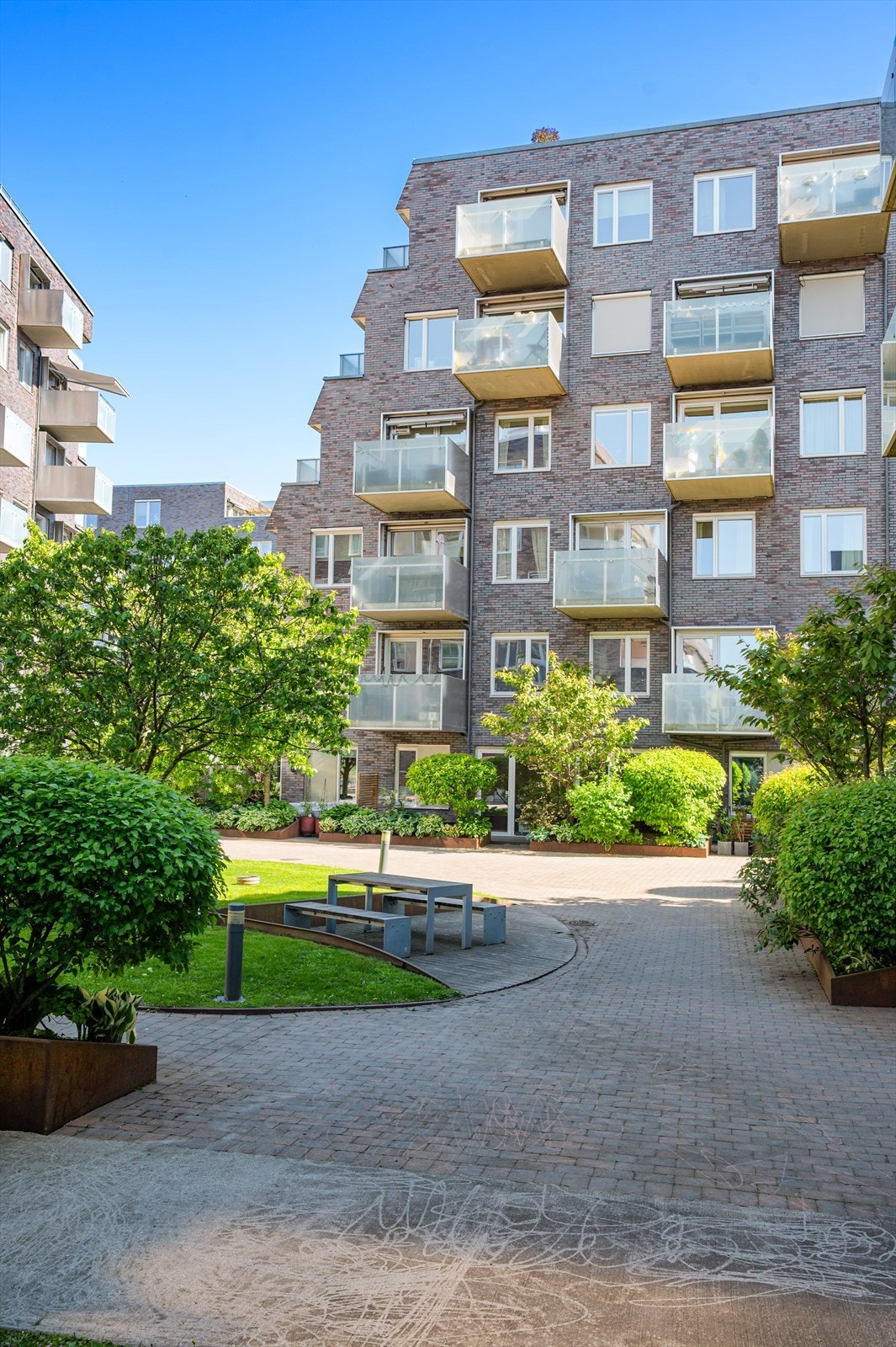 Her leker barn i stille og rolige omgivelser uten trafikk, med fjordbyen og alt av fasiliteter rett rundt hjørnet. Galleribilde