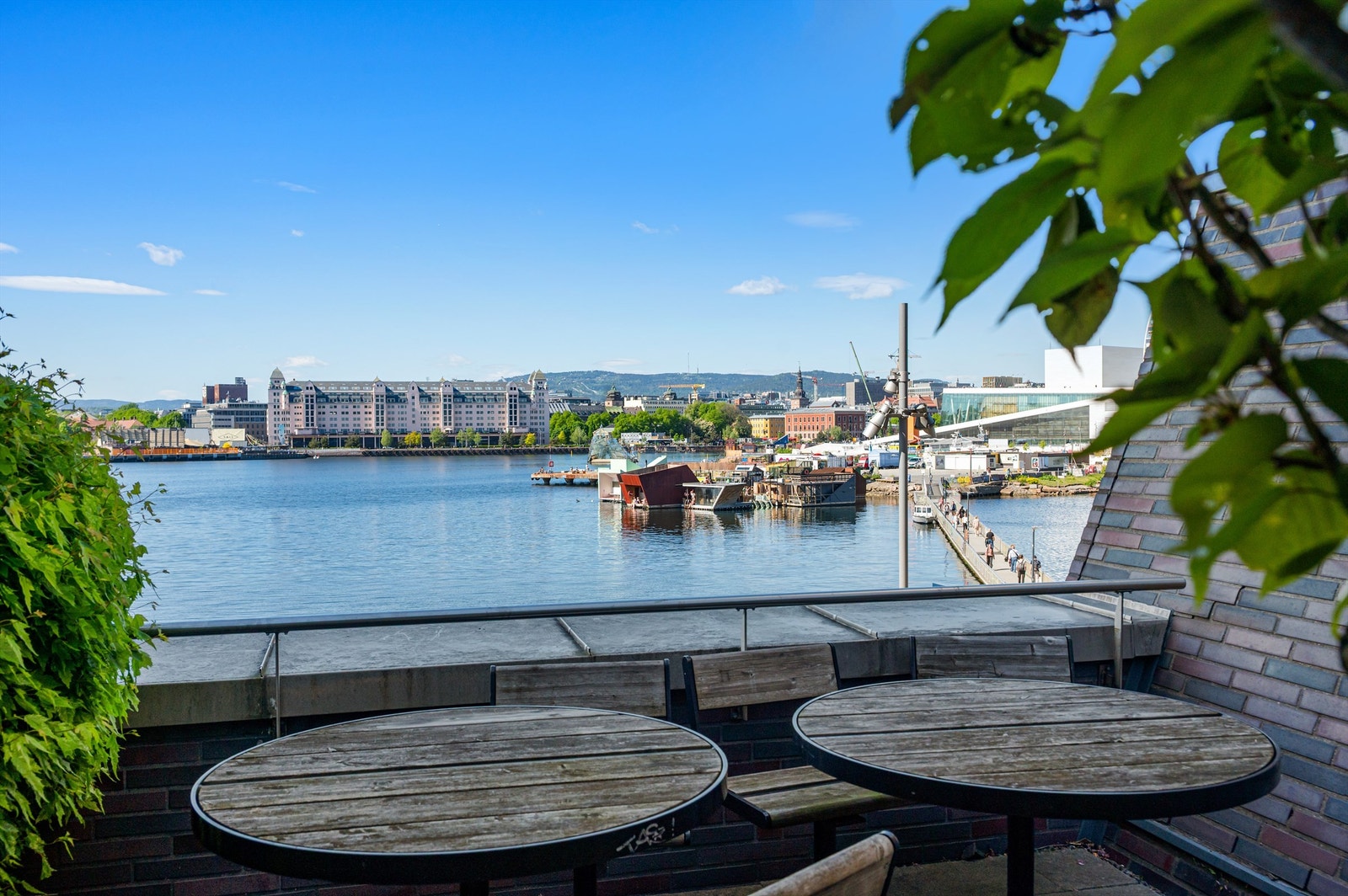 Koselige sittegrupper i sameiets fellesareal, perfekt for behagelige sommerdager. Galleribilde