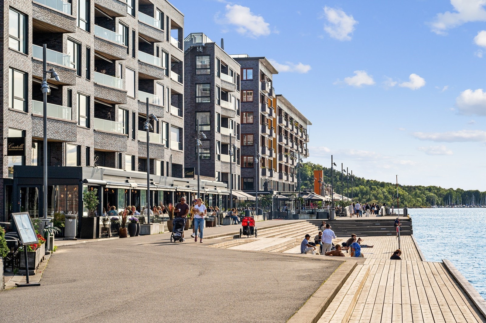 Nærområdet: Ettertraktet beliggenhet med et rikt utvalg av restauranter, kulturtilbud, bademuligheter og fasiliterer utenfor døren. Samtidig ligger boligen tilbaketrukket til i stille gårdsrom. Galleribilde