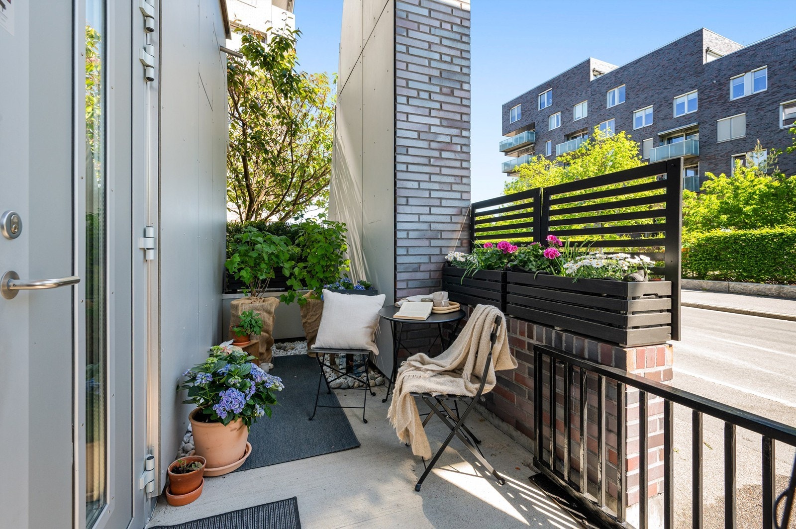 Egen inngang gir rekkehusfølelse. Sørøstvendt terrasse som vender mot rolig gate med begrenset trafikk. Galleribilde