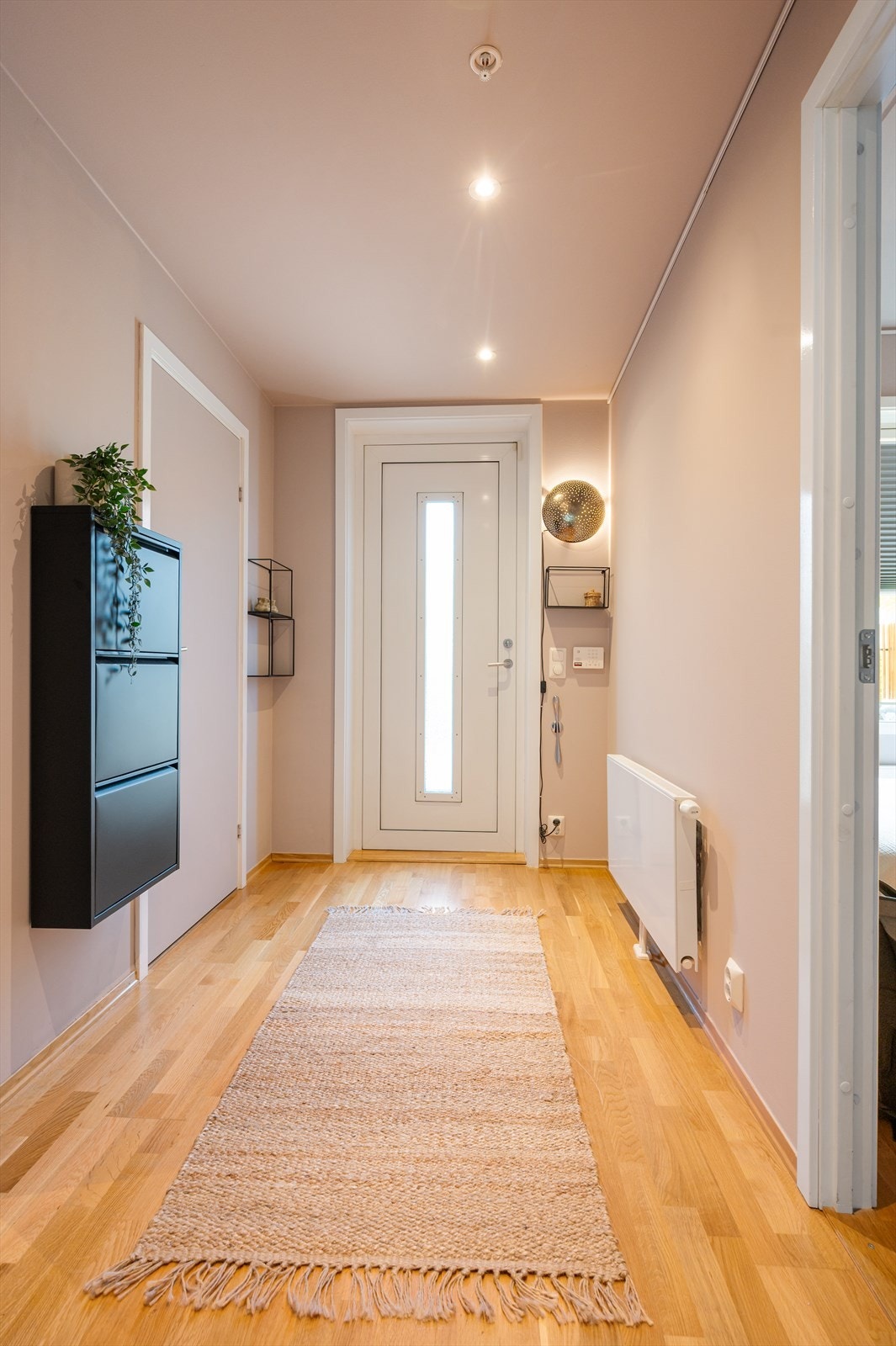 Velkommen inn! Leiligheten ligger skjermet til i byggets 1. etasje. Downlights i entréen. Galleribilde