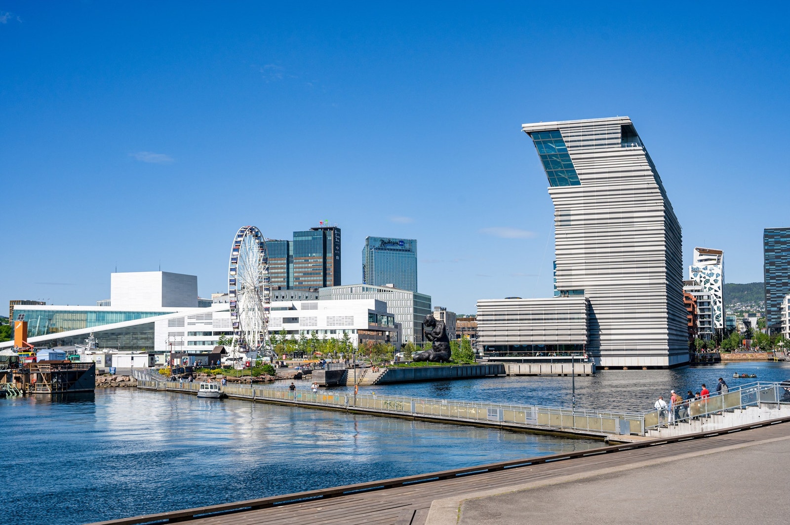 Byens flotteste sjøbad ligger ytterst på Sørengkaia med langstrakte saltvannsbasseng, stupebrett og sitteområder for solfylte dager. Kort vei til nye Munchmuseet, shopping og gastronomi i Bjørvika. Galleribilde