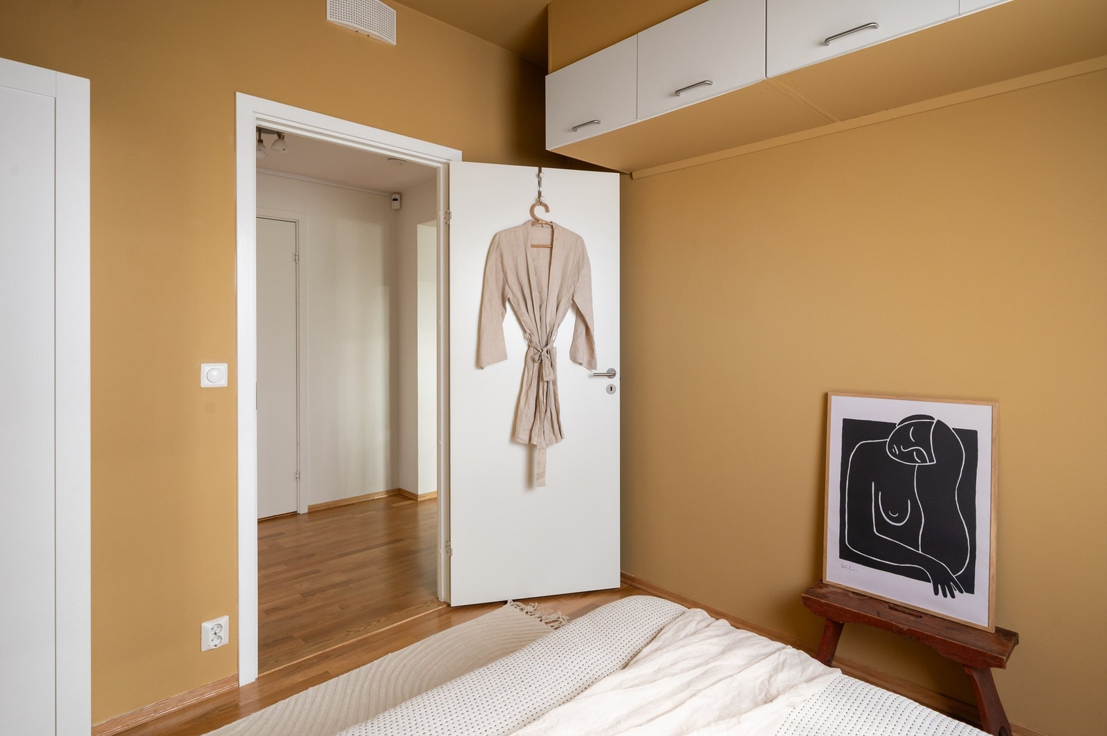 Rommet fremstår som romslig og lyst. Galleribilde