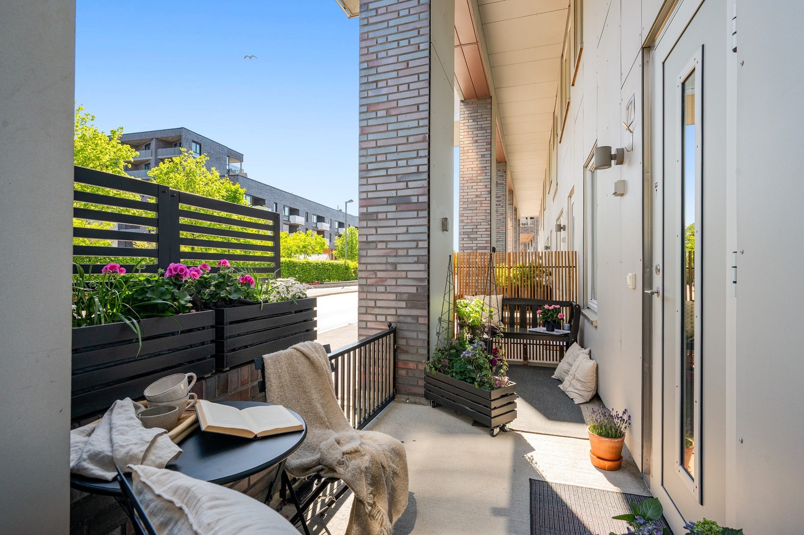 God plass til utemøblement for å skape et hyggelig og innbydende inngangsparti. Galleribilde