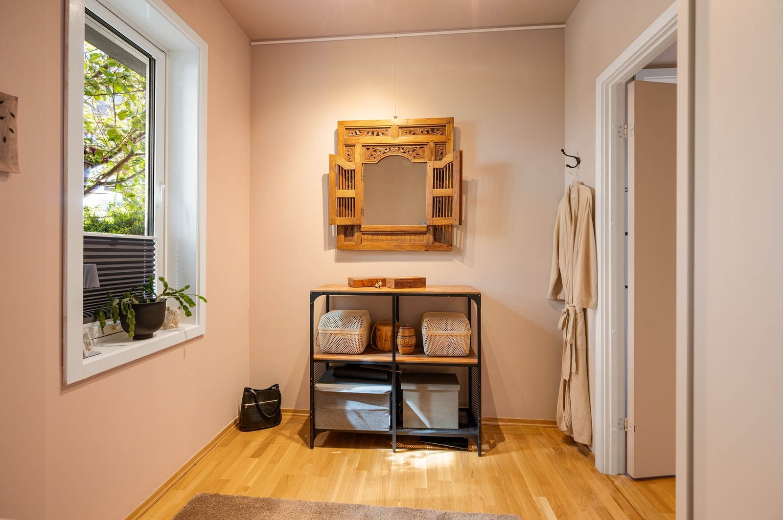 Lyst og delikat rom, med frodig, grønt utsyn med lite innsyn. Galleribilde