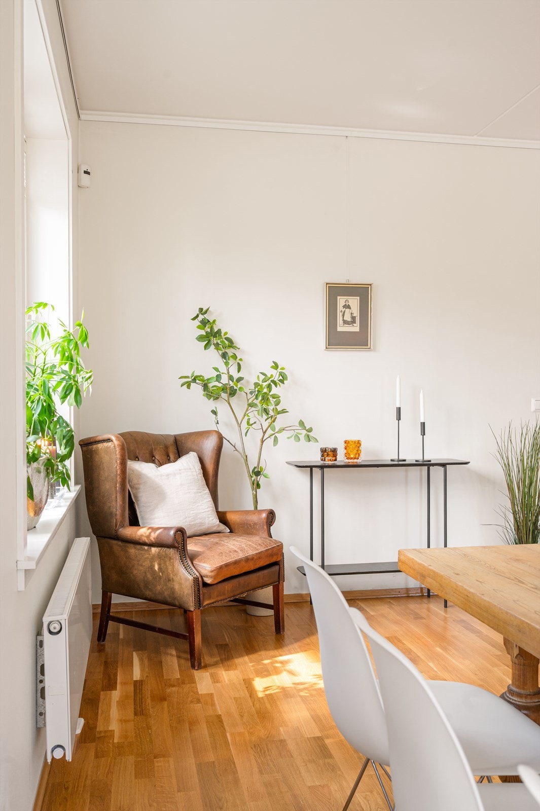 Boligen er oppvarmet via sentralvarme til radiatorer i entré, stue og soverom, samt tilliggende bad. Gulvvarme på bad. Galleribilde