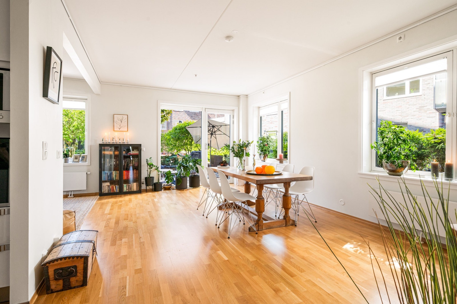 Leiligheten har en delikat og romslig stue med plass til innredning av flere sosiale soner, som sofagruppe og spisebord tilknyttet kjøkkensonen. Galleribilde